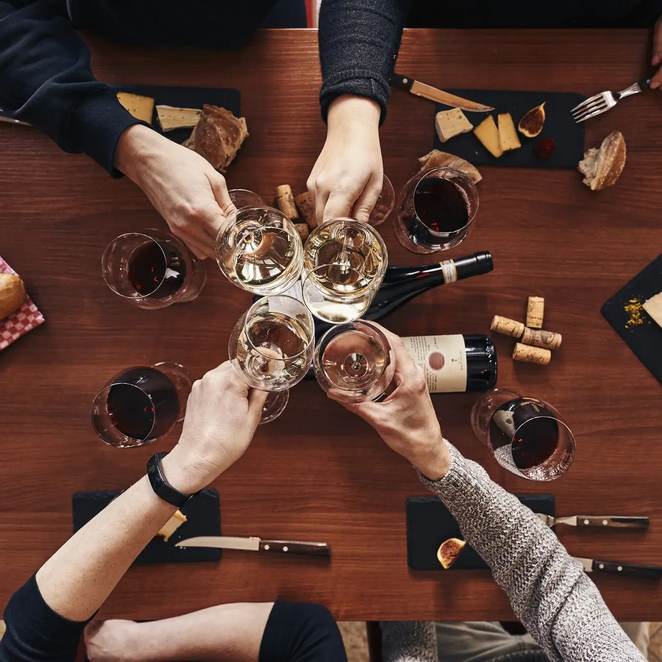 Anstoßen Eine Gruppe von Menschen hält Weingläser.