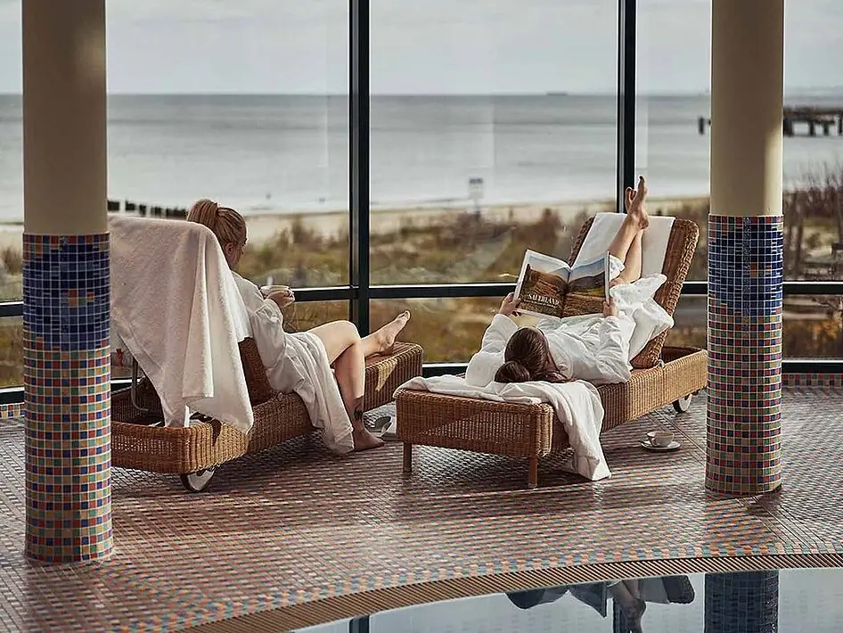 Innenpool aja Bansin Eine Gruppe von Frauen in einem Spa.