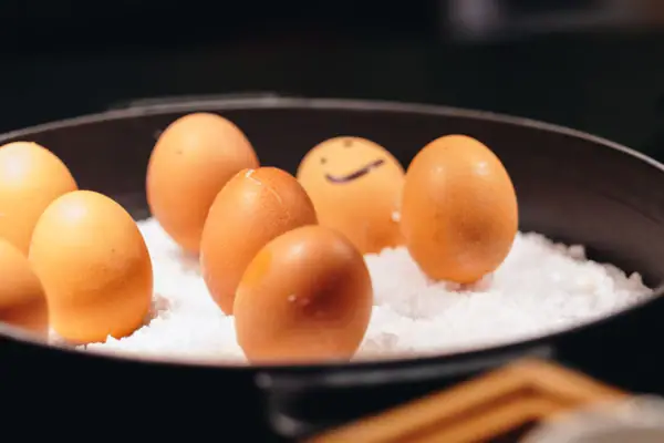 Eier Eier mit aufgemaltem Smiley-Gesicht