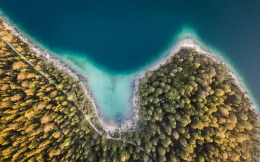 Das Ufer vom Eibsee aus der Vogelperspektive Das Ufer vom Eibsee aus der Vogelperspektive